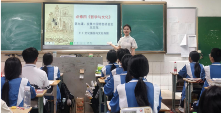 新视野里展风采,精品课上诗意扬 ——湘潭市一中举行“新视野”和“精品课”预选赛 新视野里展风采,精品课上诗意扬 ——湘潭市一中举行“新视野”和“精品课”预选赛