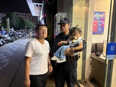 2岁萌娃走失独坐路边  警民联手帮忙找家长