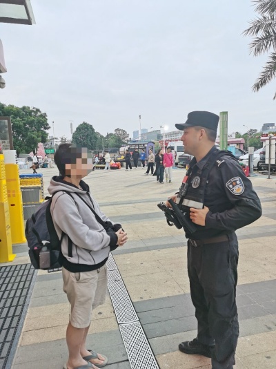 外籍游客兑换人民币遇困难 特警热心帮忙疏解获感谢