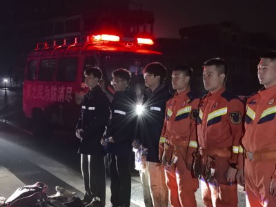 登山者被困山中，昆明消防连夜进山紧急搜救