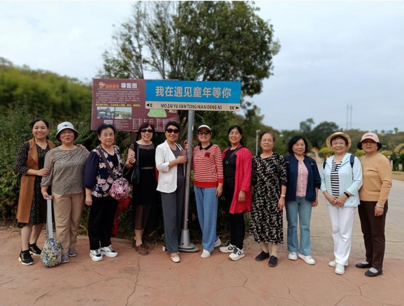 “缅怀先烈,不忘初心”——湘潭市二中2024年重阳活动暨“美在金秋,银发出彩”银发工程重阳活动 “缅怀先烈,不忘初心”——湘潭市二中2024年重阳活动暨“美在金秋,银发出彩”银发工程重阳活动