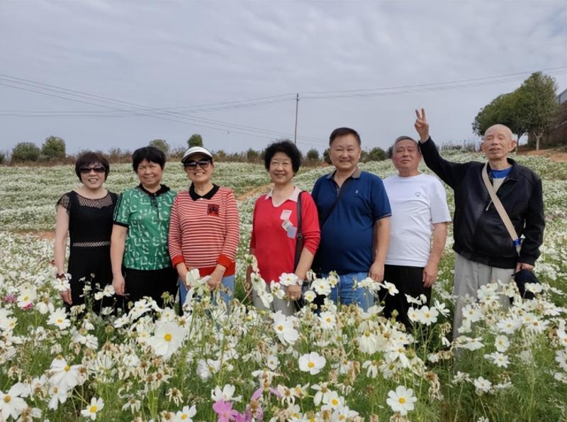 “缅怀先烈,不忘初心”——湘潭市二中2024年重阳活动暨“美在金秋,银发出彩”银发工程重阳活动 “缅怀先烈,不忘初心”——湘潭市二中2024年重阳活动暨“美在金秋,银发出彩”银发工程重阳活动