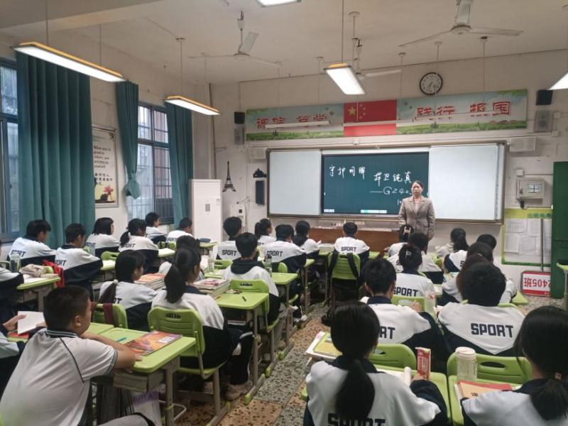 筑牢近视与性侵防护网 ——湘机中学举行2024年学生健康主题教育宣讲 筑牢近视与性侵防护网 ——湘机中学举行2024年学生健康主题教育宣讲