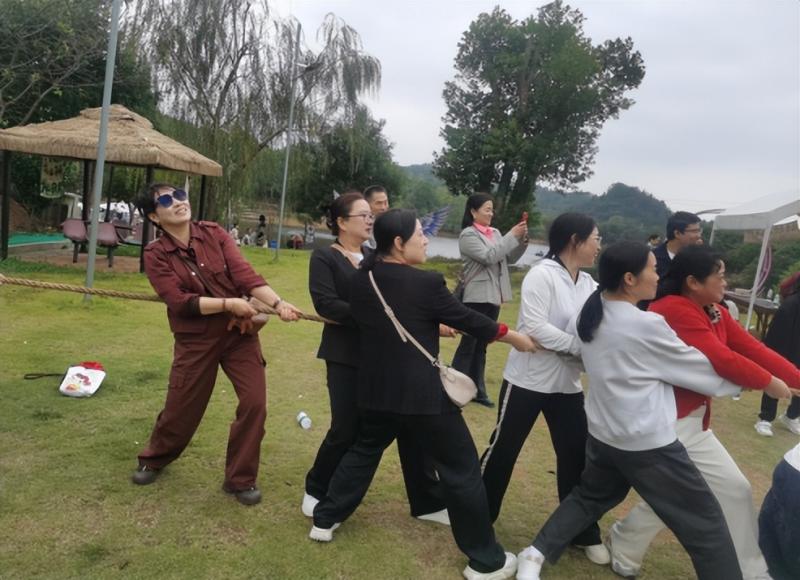 携手赏秋韵,戮力创品牌——湘潭市二中2024年秋游活动 携手赏秋韵,戮力创品牌——湘潭市二中2024年秋游活动