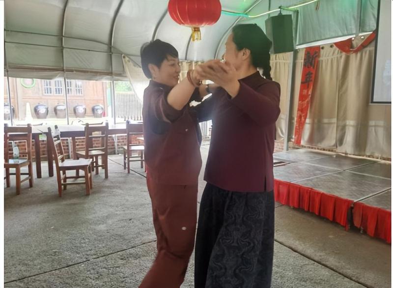 携手赏秋韵,戮力创品牌——湘潭市二中2024年秋游活动 携手赏秋韵,戮力创品牌——湘潭市二中2024年秋游活动