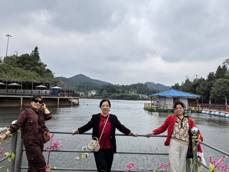 携手赏秋韵,戮力创品牌——湘潭市二中2024年秋游活动 携手赏秋韵,戮力创品牌——湘潭市二中2024年秋游活动