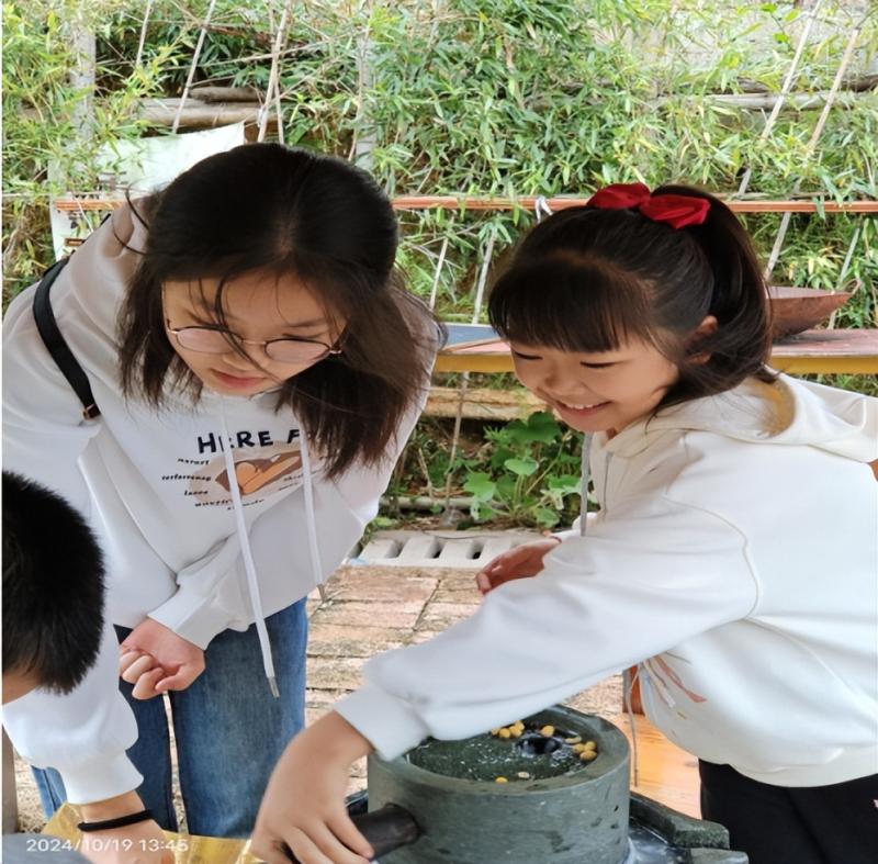 携手赏秋韵,戮力创品牌——湘潭市二中2024年秋游活动 携手赏秋韵,戮力创品牌——湘潭市二中2024年秋游活动
