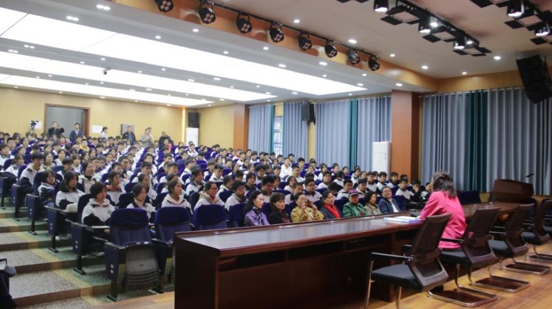 科学之光照亮求知之路 ——湘机中学举办优秀校友回访母校座谈会 科学之光照亮求知之路 ——湘机中学举办优秀校友回访母校座谈会