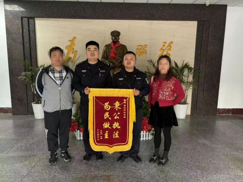 因新品上市,俩手机商户起冲突,民警化解获锦旗 因新品上市,俩手机商户起冲突,民警化解获锦旗
