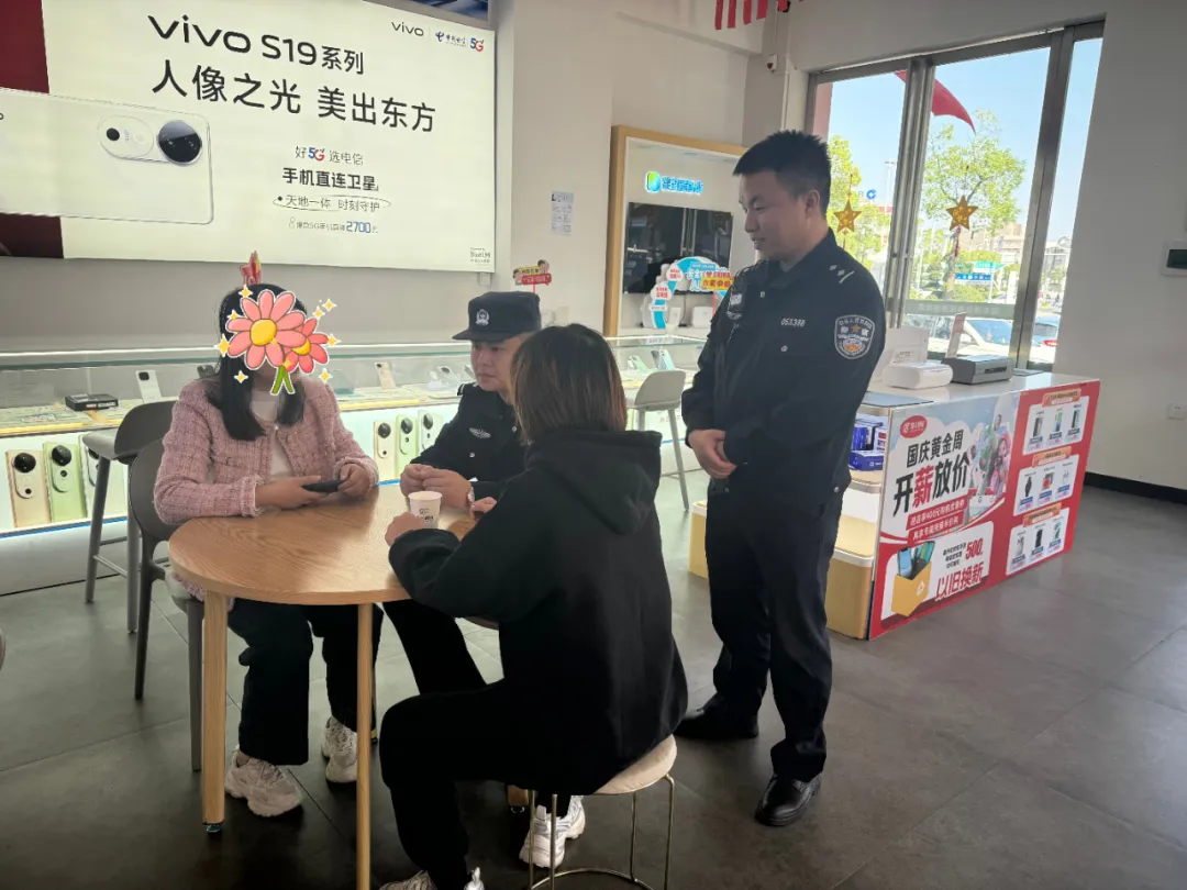 因新品上市,俩手机商户起冲突,民警化解获锦旗 因新品上市,俩手机商户起冲突,民警化解获锦旗