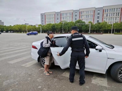 外籍游客兑换人民币遇困难 特警热心帮忙疏解获感谢