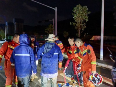 登山者被困山中，昆明消防连夜进山紧急搜救
