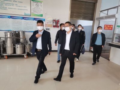 巧家县多部门联合突击检查巧家三中食堂