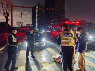 登山者被困山中，昆明消防连夜进山紧急搜救