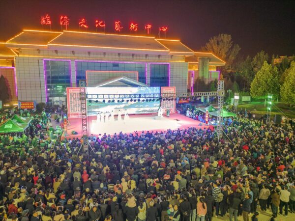 倾注民生唱大戏
