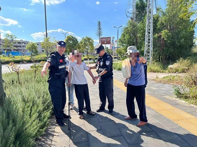 老人不慎摔倒在路边  民警暖心背老人回家