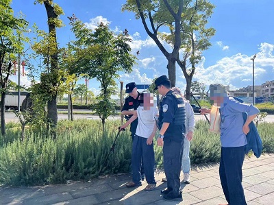 老人不慎摔倒在路边  民警暖心背老人回家