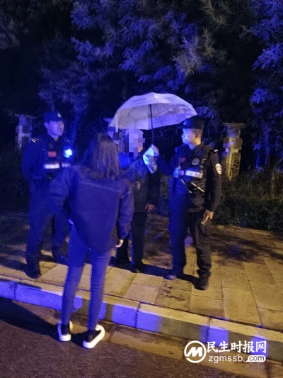七旬老人出门逛街未归  特警冒雨多方寻找终找回