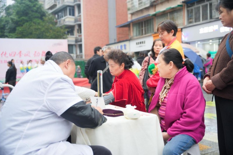 成都银行科华北路支行携手郭家桥社区共绘感恩文化新画卷