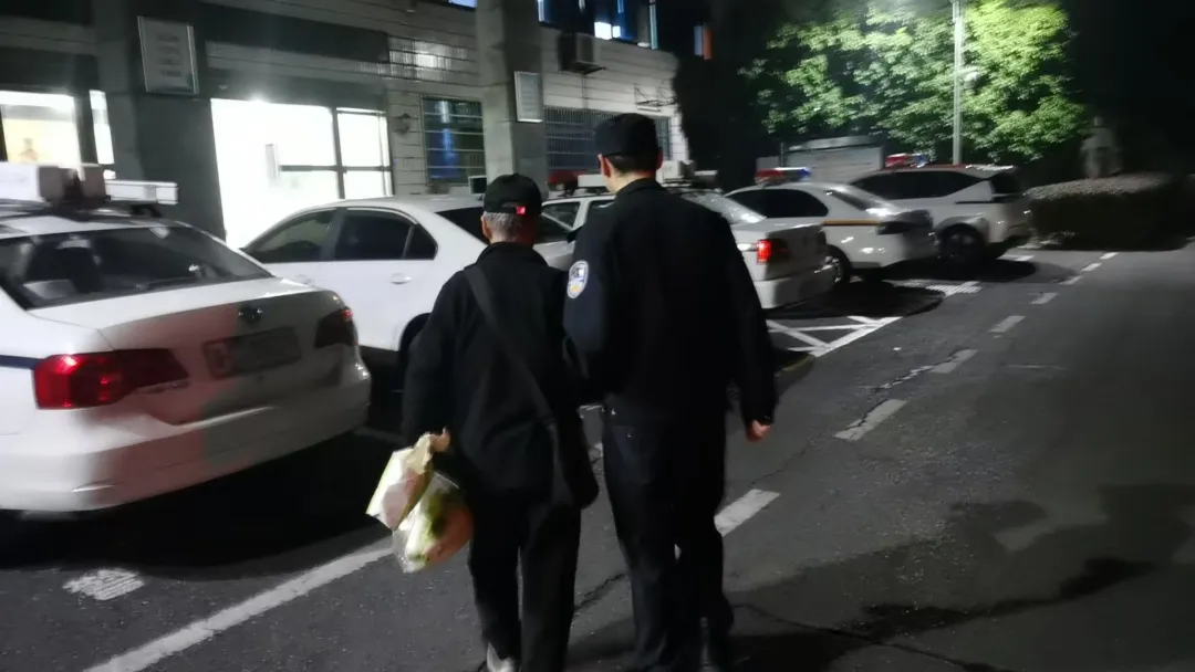 耄耋老人迷失街头,民警暖心助其回家 耄耋老人迷失街头,民警暖心助其回家