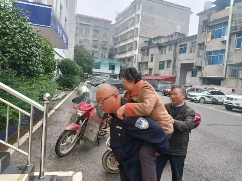 这一背,很暖心 这一背,很暖心