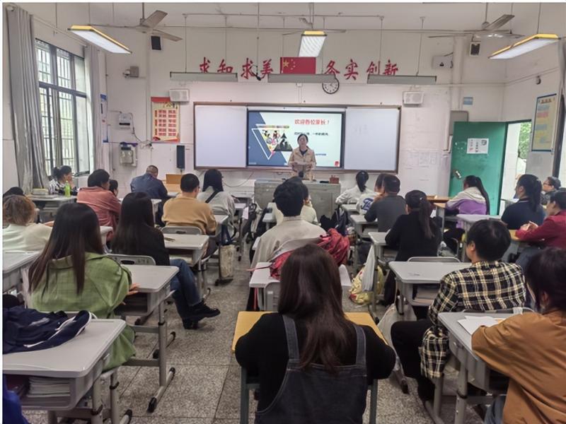 家校共育,陪伴花开 ——湘潭市二中初二年级召开家长会 家校共育,陪伴花开 ——湘潭市二中初二年级召开家长会