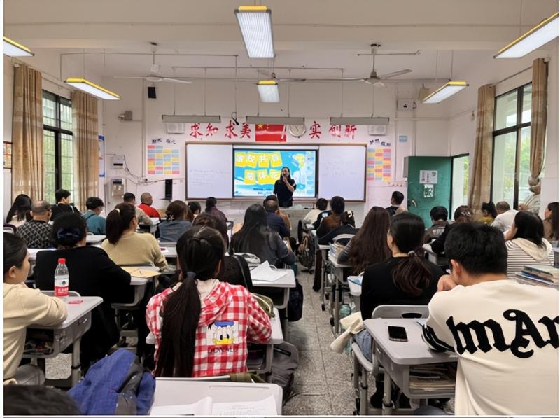 家校共育,陪伴花开 ——湘潭市二中初二年级召开家长会 家校共育,陪伴花开 ——湘潭市二中初二年级召开家长会