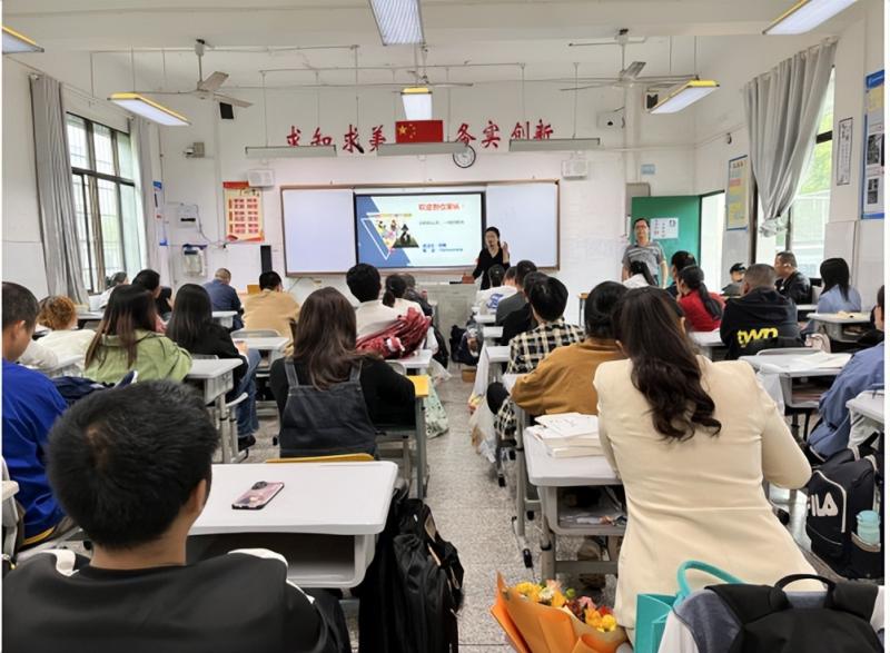 家校共育,陪伴花开 ——湘潭市二中初二年级召开家长会 家校共育,陪伴花开 ——湘潭市二中初二年级召开家长会