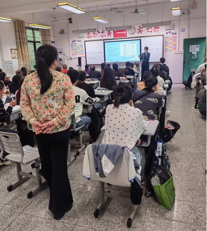 家校共育,陪伴花开 ——湘潭市二中初二年级召开家长会 家校共育,陪伴花开 ——湘潭市二中初二年级召开家长会