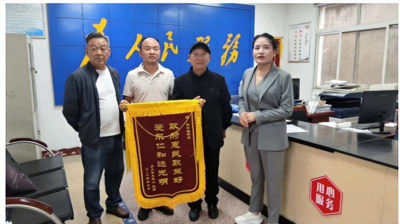 “友好湖南·光明助残-爱眼公益行”惠及民众,患者送锦旗致谢 “友好湖南·光明助残-爱眼公益行”惠及民众,患者送锦旗致谢