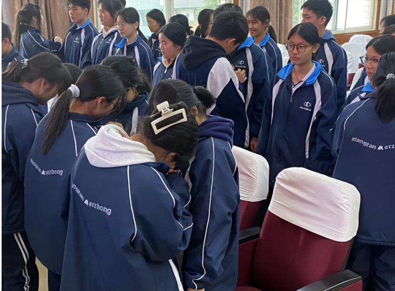 传递五四薪火 承担青春使命 ——湘潭市二中2024年新团员入团仪式 传递五四薪火 承担青春使命 ——湘潭市二中2024年新团员入团仪式
