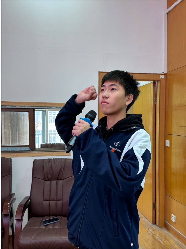 传递五四薪火 承担青春使命 ——湘潭市二中2024年新团员入团仪式 传递五四薪火 承担青春使命 ——湘潭市二中2024年新团员入团仪式