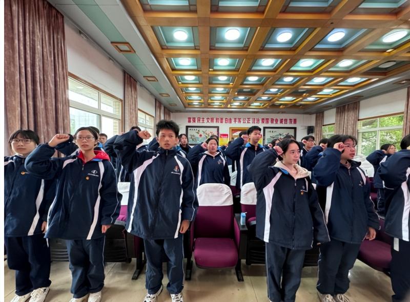 传递五四薪火 承担青春使命 ——湘潭市二中2024年新团员入团仪式 传递五四薪火 承担青春使命 ——湘潭市二中2024年新团员入团仪式