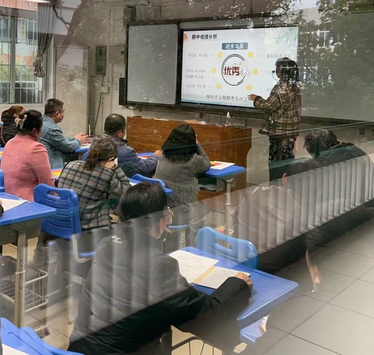 家校携手共筑成长桥梁 ——湘机中学举办初二年级学生家长会 家校携手共筑成长桥梁 ——湘机中学举办初二年级学生家长会