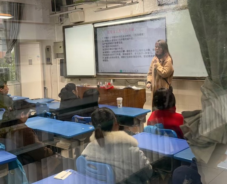 家校携手共筑成长桥梁 ——湘机中学举办初二年级学生家长会 家校携手共筑成长桥梁 ——湘机中学举办初二年级学生家长会