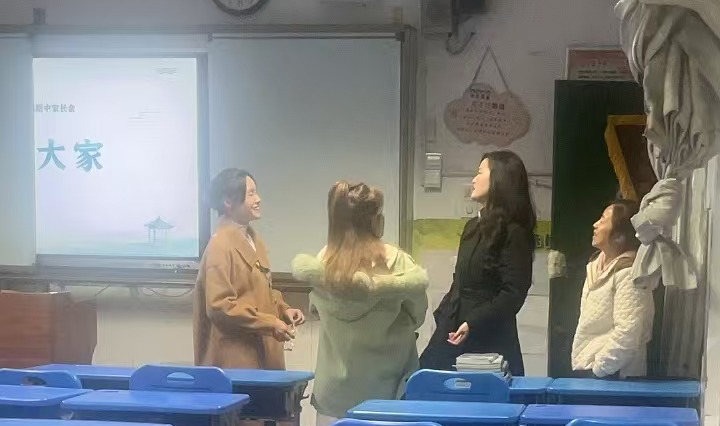 家校携手共筑成长桥梁 ——湘机中学举办初二年级学生家长会 家校携手共筑成长桥梁 ——湘机中学举办初二年级学生家长会