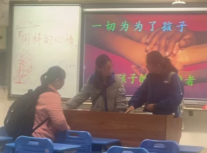 家校携手共筑成长桥梁 ——湘机中学举办初二年级学生家长会 家校携手共筑成长桥梁 ——湘机中学举办初二年级学生家长会
