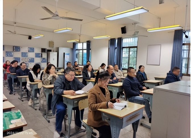 集思广益,助力高三 ——湘潭市二中2024年下学期期中高三年级教师会 集思广益,助力高三 ——湘潭市二中2024年下学期期中高三年级教师会
