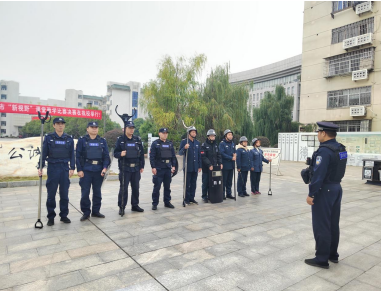 湘潭市一中防恐防暴演练:保安与莲城快警携手筑牢校园安全防线 湘潭市一中防恐防暴演练:保安与莲城快警携手筑牢校园安全防线