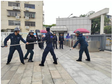 湘潭市一中防恐防暴演练:保安与莲城快警携手筑牢校园安全防线 湘潭市一中防恐防暴演练:保安与莲城快警携手筑牢校园安全防线