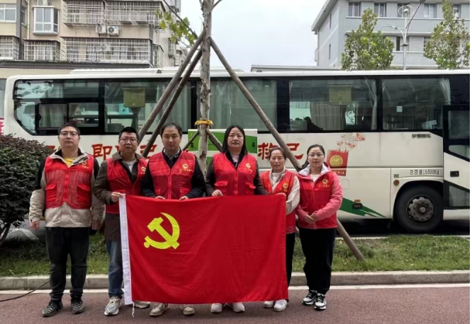 无偿献血践初心 党员带头担使命 无偿献血践初心 党员带头担使命