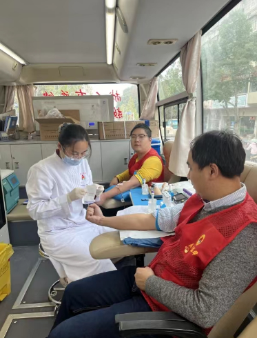 无偿献血践初心 党员带头担使命 无偿献血践初心 党员带头担使命