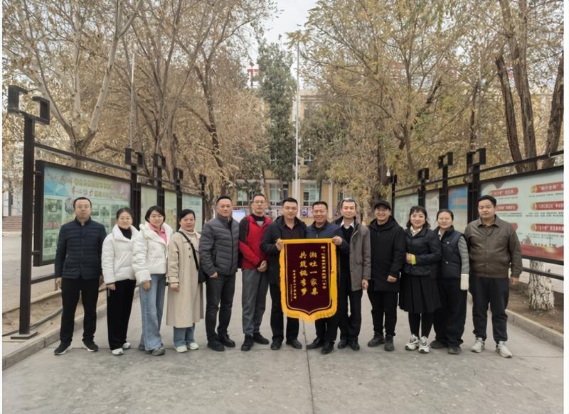 红烛先锋在行动: 湘吐一家亲,共筑桃李梦 ——记湘潭市第二中学赴新疆吐鲁番市高昌区八中“文化润疆”结队共建活动 红烛先锋在行动: 湘吐一家亲,共筑桃李梦 ——记湘潭市第二中学赴新疆吐鲁番市高昌区八中“文化润疆”结队共建活动