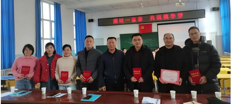 红烛先锋在行动: 湘吐一家亲,共筑桃李梦 ——记湘潭市第二中学赴新疆吐鲁番市高昌区八中“文化润疆”结队共建活动 红烛先锋在行动: 湘吐一家亲,共筑桃李梦 ——记湘潭市第二中学赴新疆吐鲁番市高昌区八中“文化润疆”结队共建活动