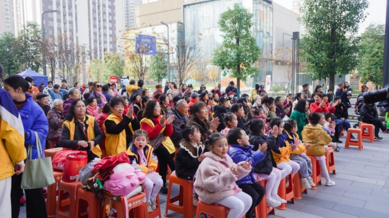 成都银行西北桥支行携手北站社区以文艺汇演助力社区服务升级