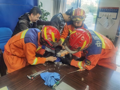 云南楚雄禄丰：工人手卡刨墙机 消防员破拆解救