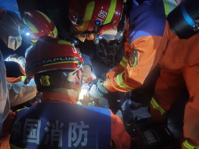 云南楚雄禄丰：工人手卡刨墙机 消防员破拆解救