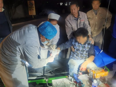 云南楚雄禄丰：工人手卡刨墙机 消防员破拆解救