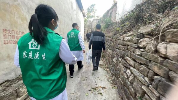 我们奔走在下乡入户家庭签约回访的路上