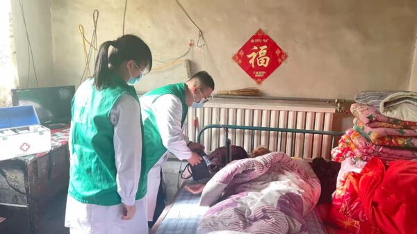 我们奔走在下乡入户家庭签约回访的路上